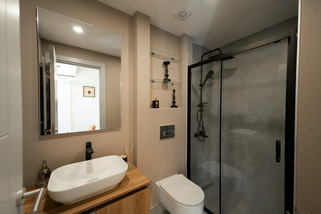 Fitted shower